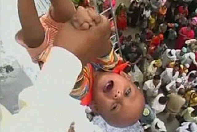 Di Negara Ini Ada Ritual Aneh, Menjatuhkan Bayi dari Ketinggian yang Dipercaya dapat Menjamin Kemakmuran