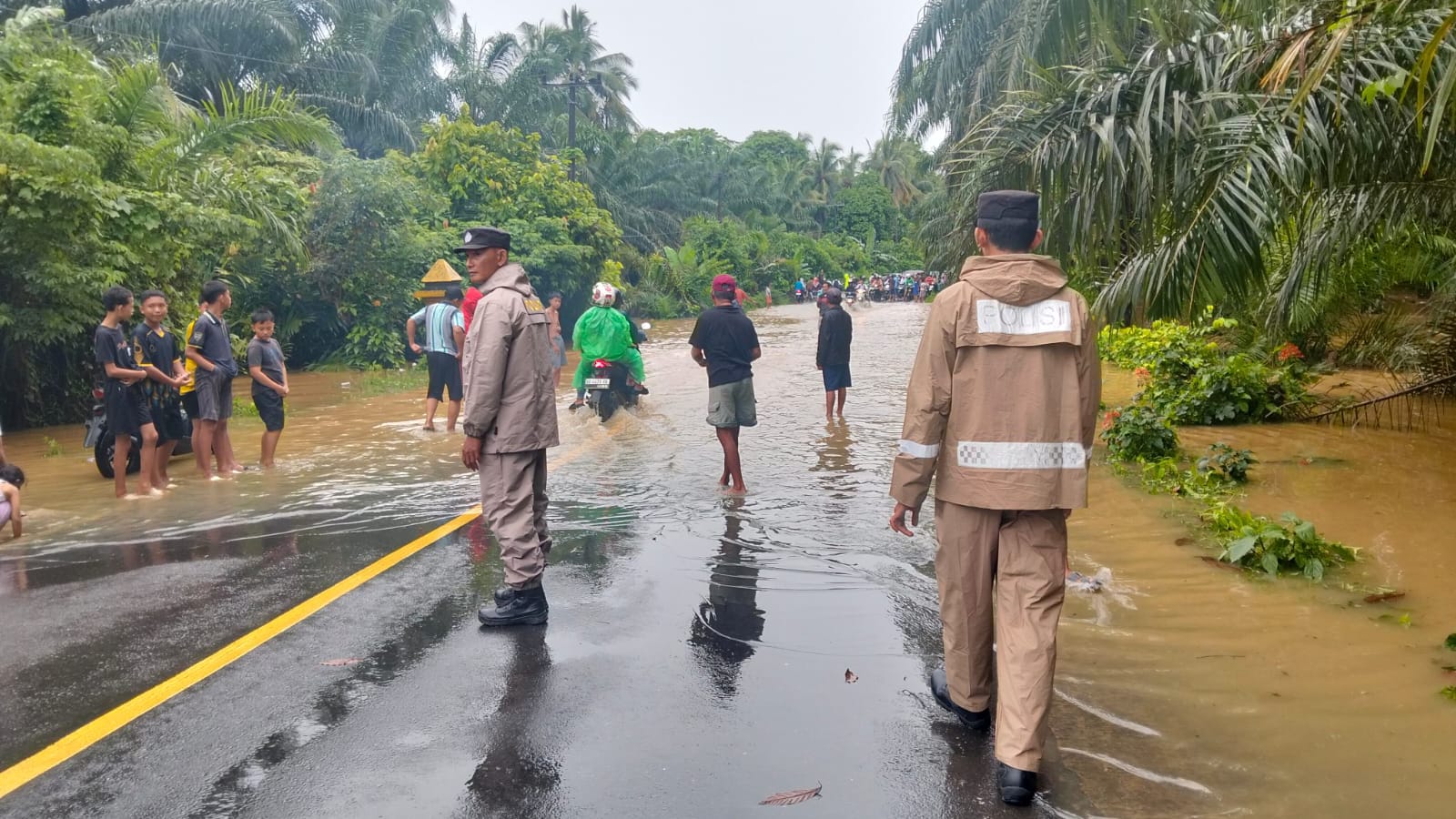 Waspada, Sungai Sindur Meluap Jalinbar di Seluma Terendam Banjir