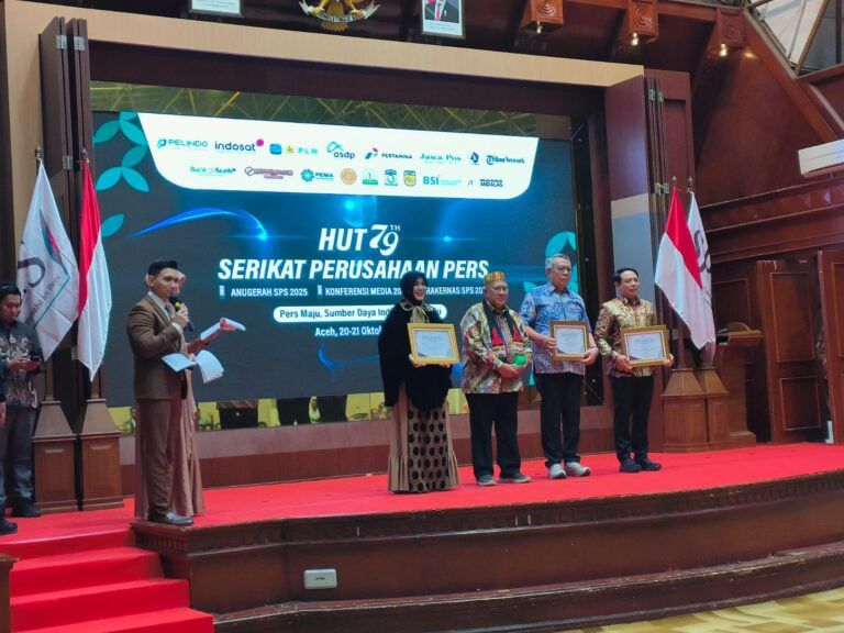 Wali Kota Bengkulu Dedy Wahyudi Terima Penghargaan Lontar Awards 2025 di HUT Serikat Perusahaan Pers ke-79