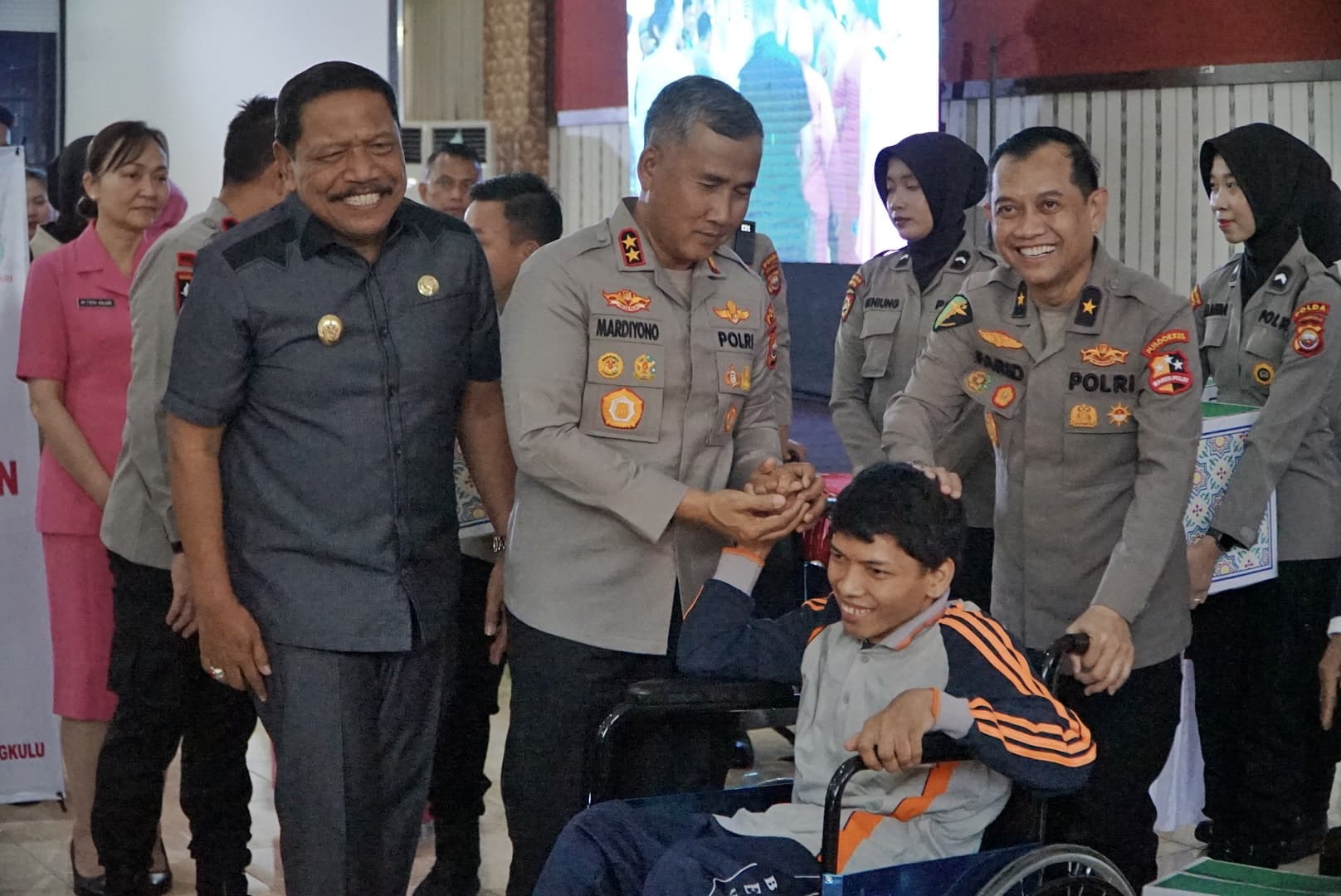 Bakti Kesehatan Polda Bengkulu dan Bagi Bansos di HUT Bhayangkara ke-79 Dihadiri Ribuan Masyarakat