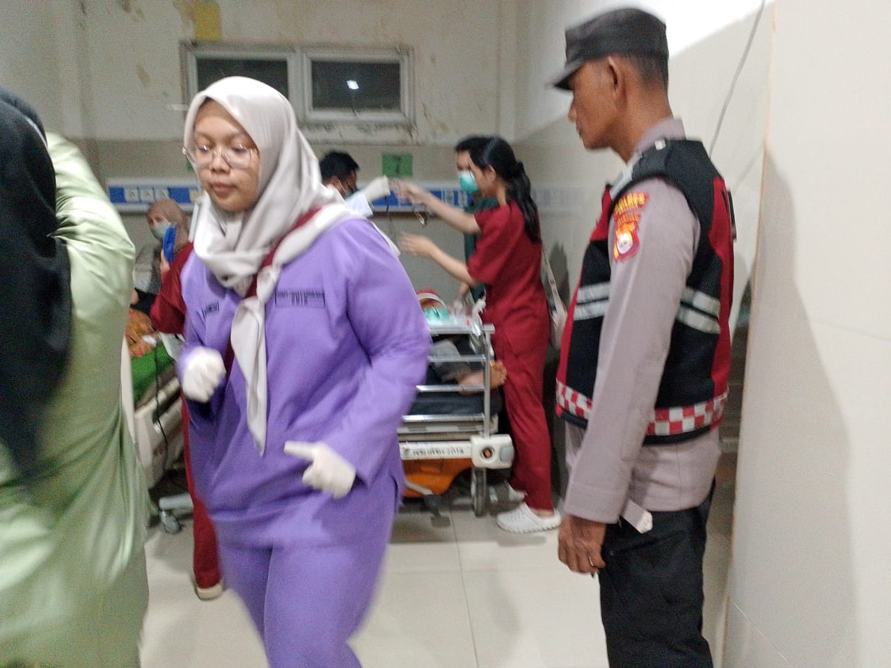 Lubang di Jalan Telan Korban, Pemotor Jatuh dan Tak Sadar. Tanggung Jawab Siapa? 