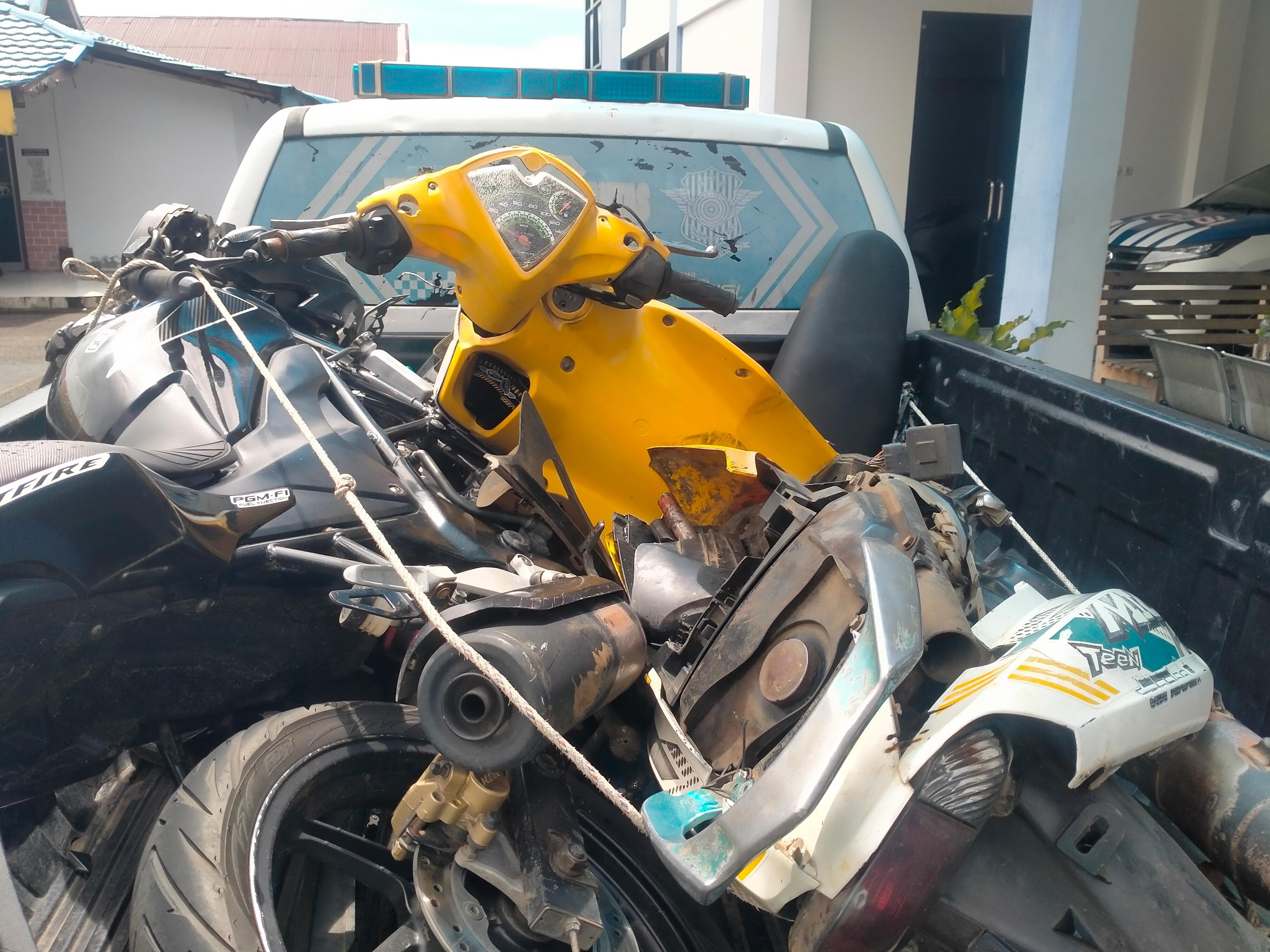 Tabrakan Dua Motor di Simpang Empat Puskesmas Gunung Alam, Satu Pengendara Tewas