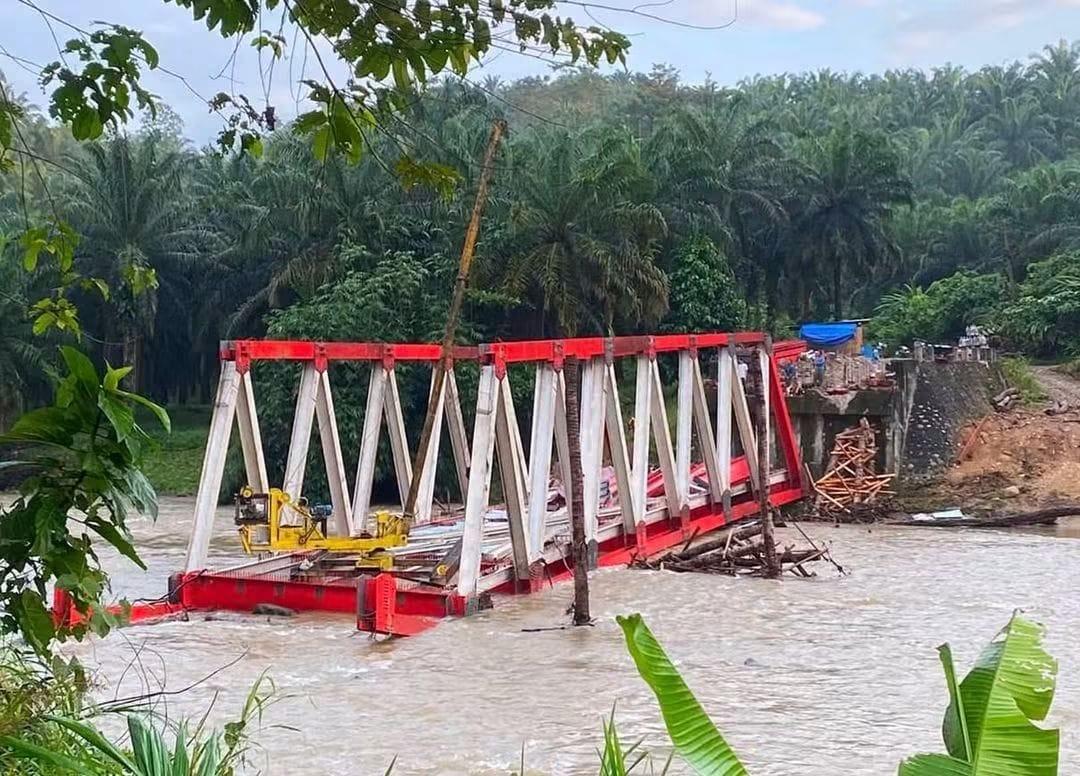 Rangka Jembatan Lubuk Silandak Mukomuko Ambruk Diterjang Air Bah