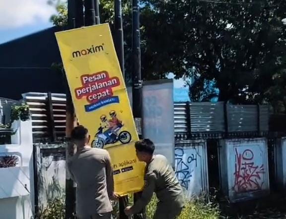 Sejumlah Reklame Liar di Kota Bengkulu Disikat Satpol PP 