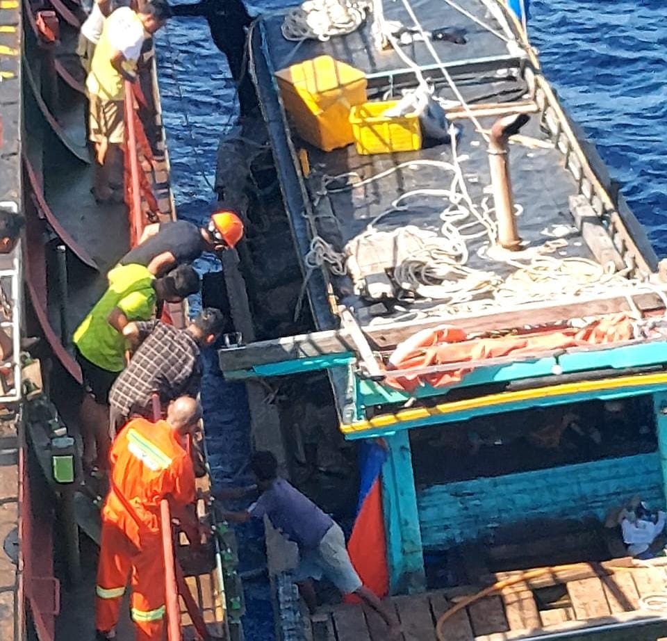 Foto-Foto Proses Proses Evakuasi KM Althaf Asal Bengkulu yang Ditarik Menuju Pelabuhan Krui Lampung