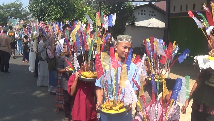 Arak-arakan 70 Nasi Jambar Kuning, Tradisi Masyarakat Peringati Maulid Nabi SAW