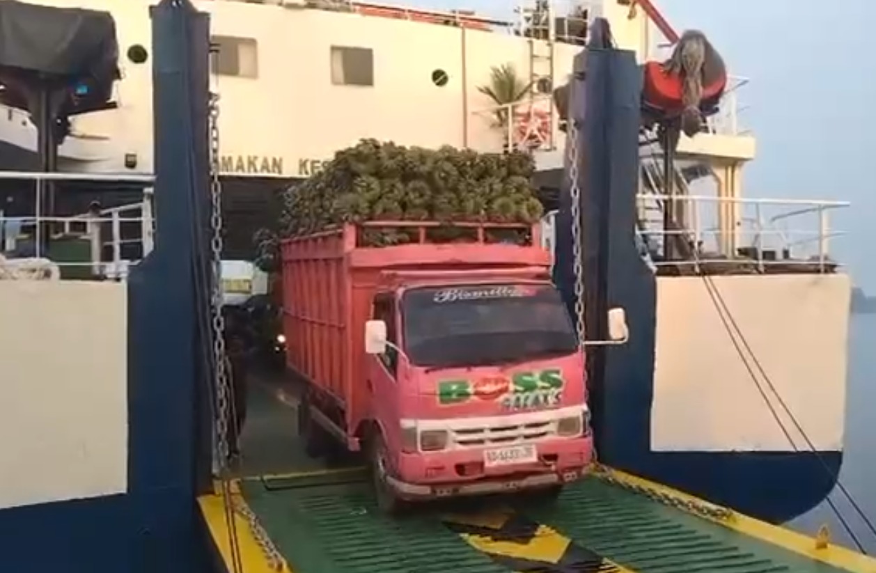 KMP Pulo Tello Berhasil Berlabuh di Pelabuhan Pulau Baai Tanpa Lansir, Bawa 56 Ton Hasil Bumi 