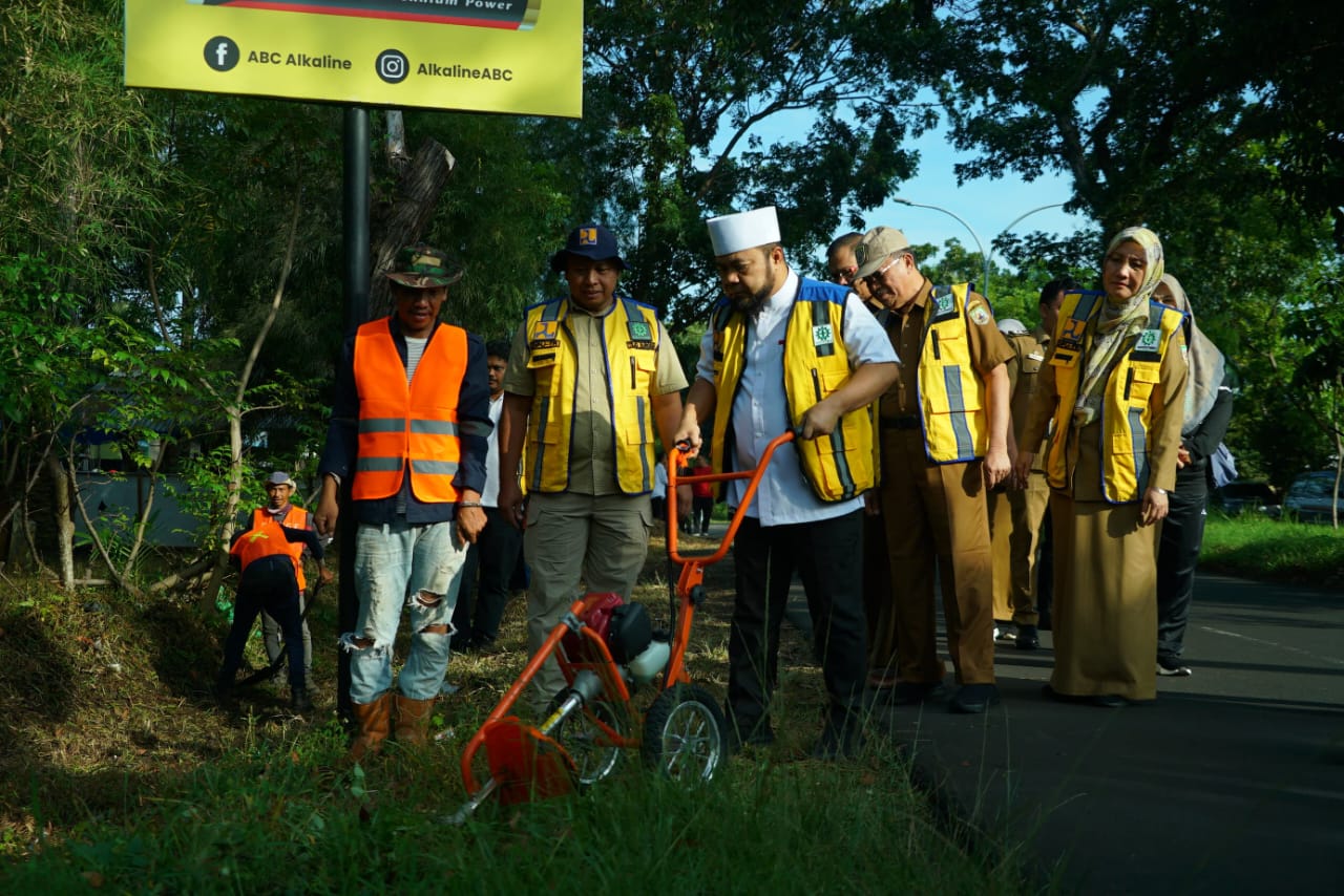 Gubernur Bawa Mesin Potong Rumput dan Tebas Ilalang Sepanjang Jalan Jenggalu Lingkar Barat