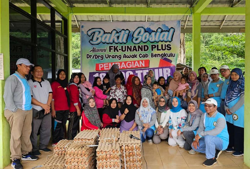 Cegah Stunting, 8 Desa di  Bengkulu Tengah Terima Bantuan Telur dari Alumni FK Universitas Andalas   