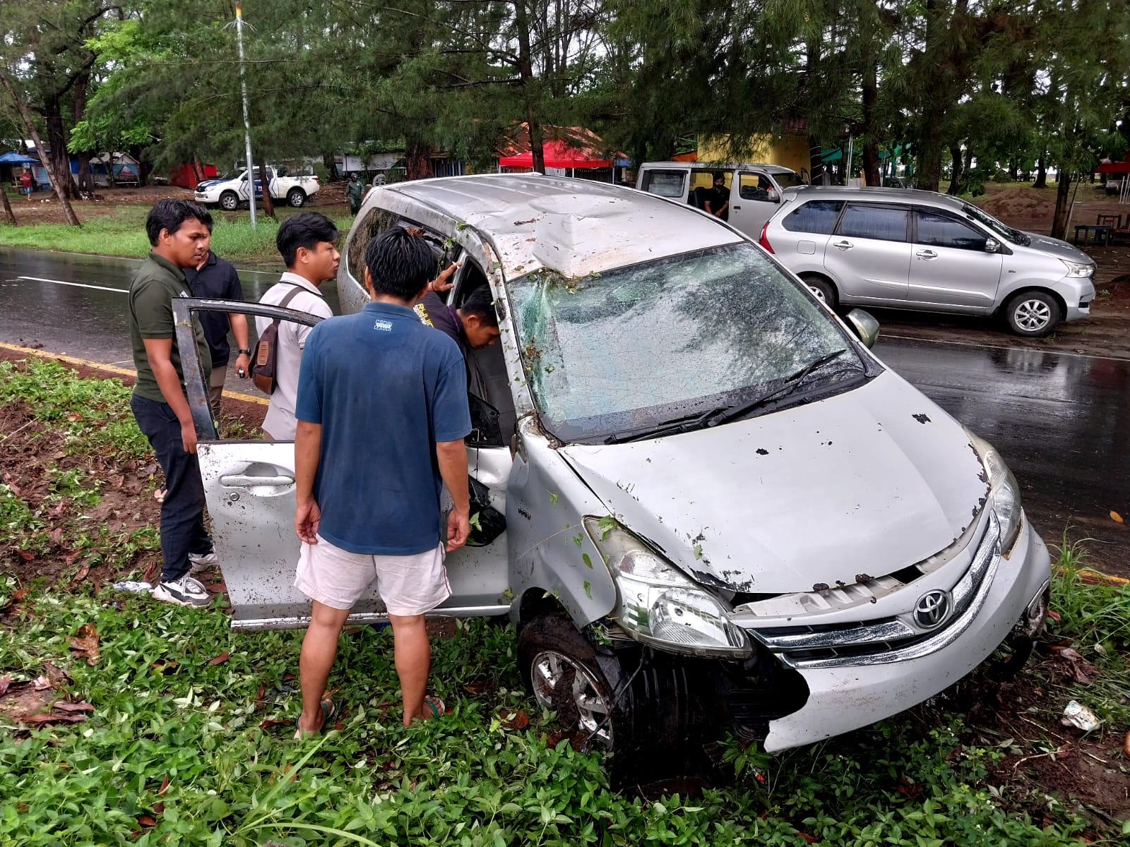 Jalan Licin, Toyota Avanza Nyungsep dan Tabrak Motor, Pengendara Dilarikan ke Rumah Sakit