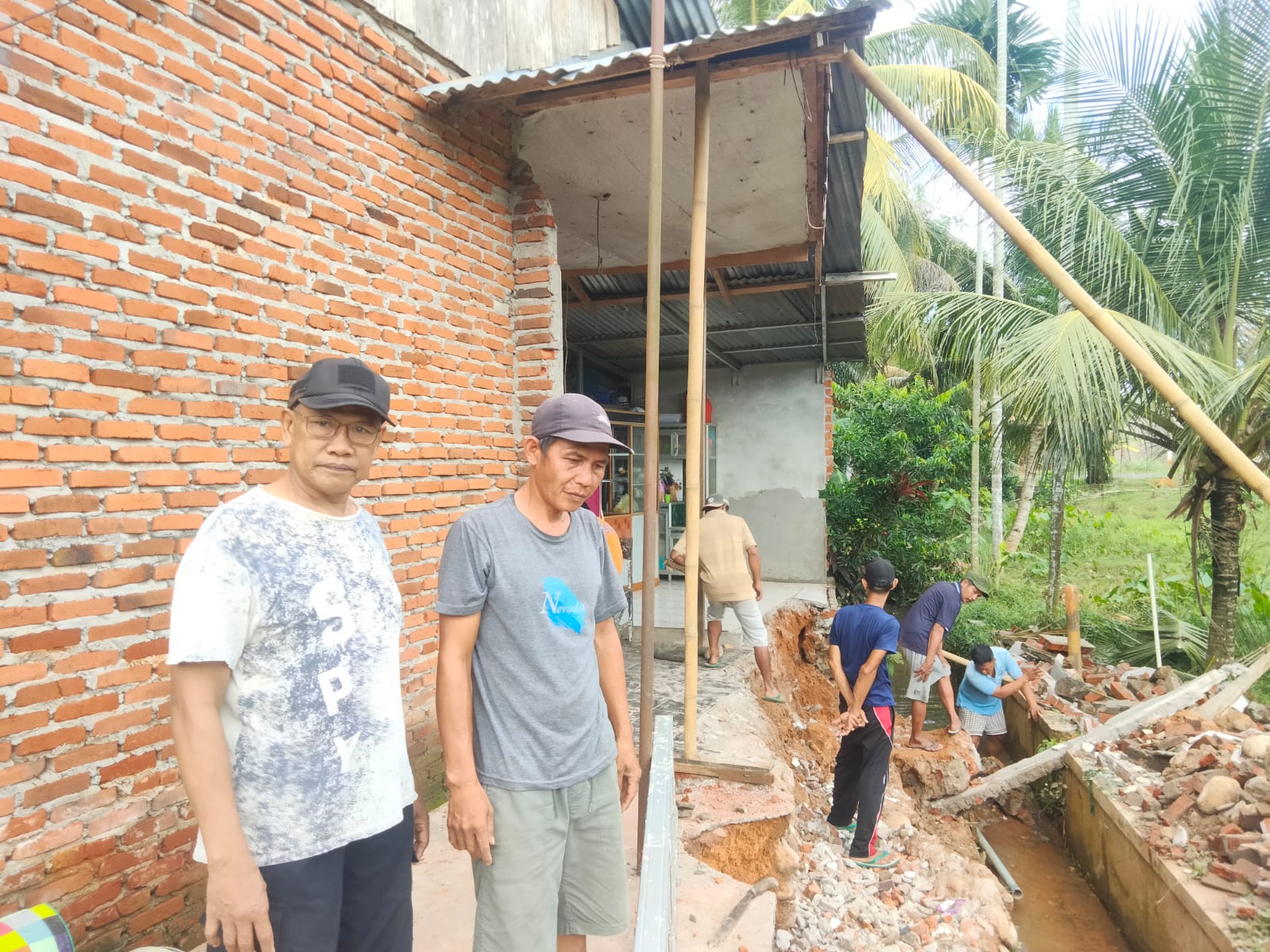 Hujan Deras, Dinding Rumah Pedagang Sayur di Bumi Ayu Runtuh Akibat Banjir 