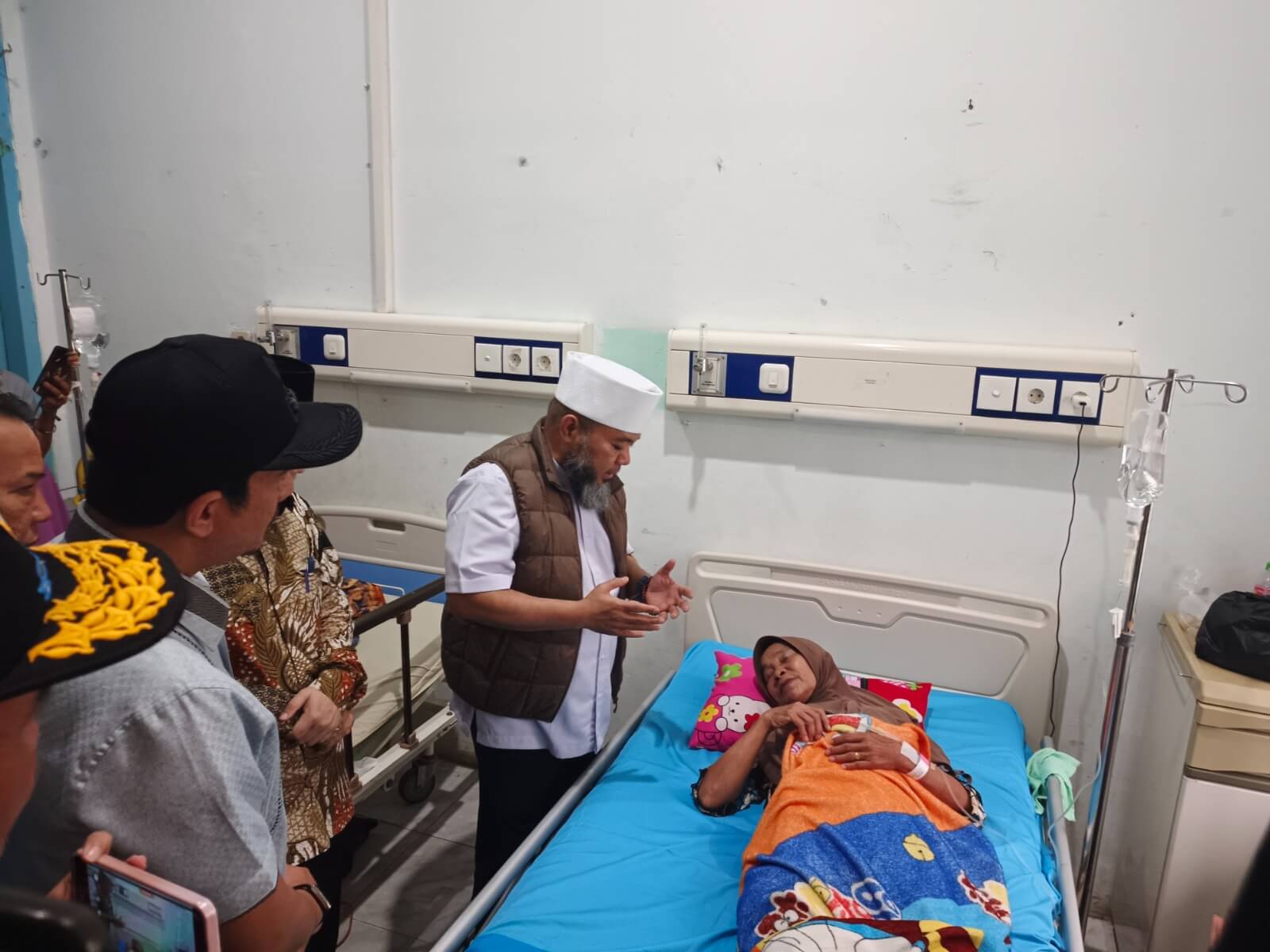 Helmi Hasan Sambangi Pasien RSUD Arga Makmur, Pesannya ke Perawat Bikin Tersentuh