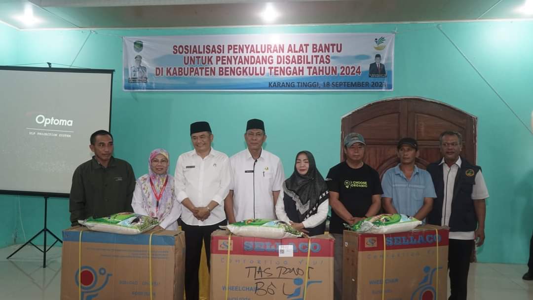 Dinas Sosial Bengkulu Tengah Beri Bantuan Kursi Roda Bagi Penyandang Disabilitas 