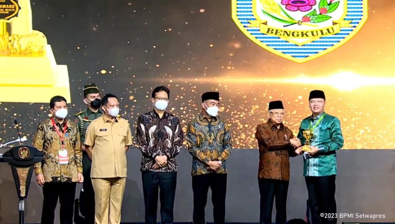 SELAMAT..Gubernur Rohidin Terima Penghargaan UHC dari Wakil Presiden