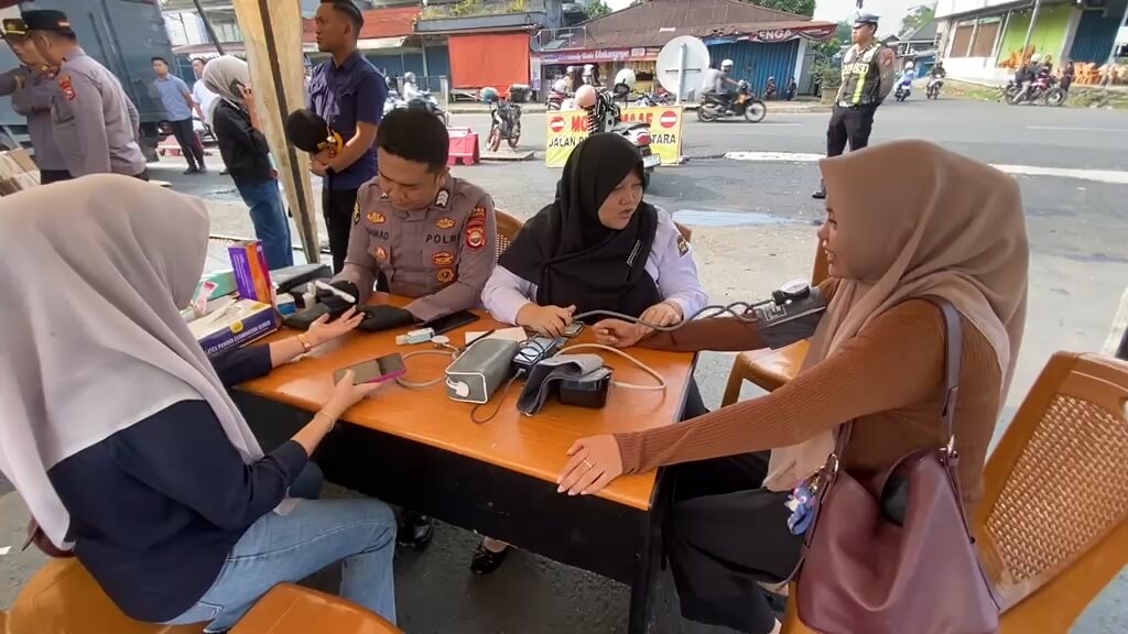 Polres Kepahiang Buka Posko Cek Kesehatan Gratis dan Pasar Murah di Terminal