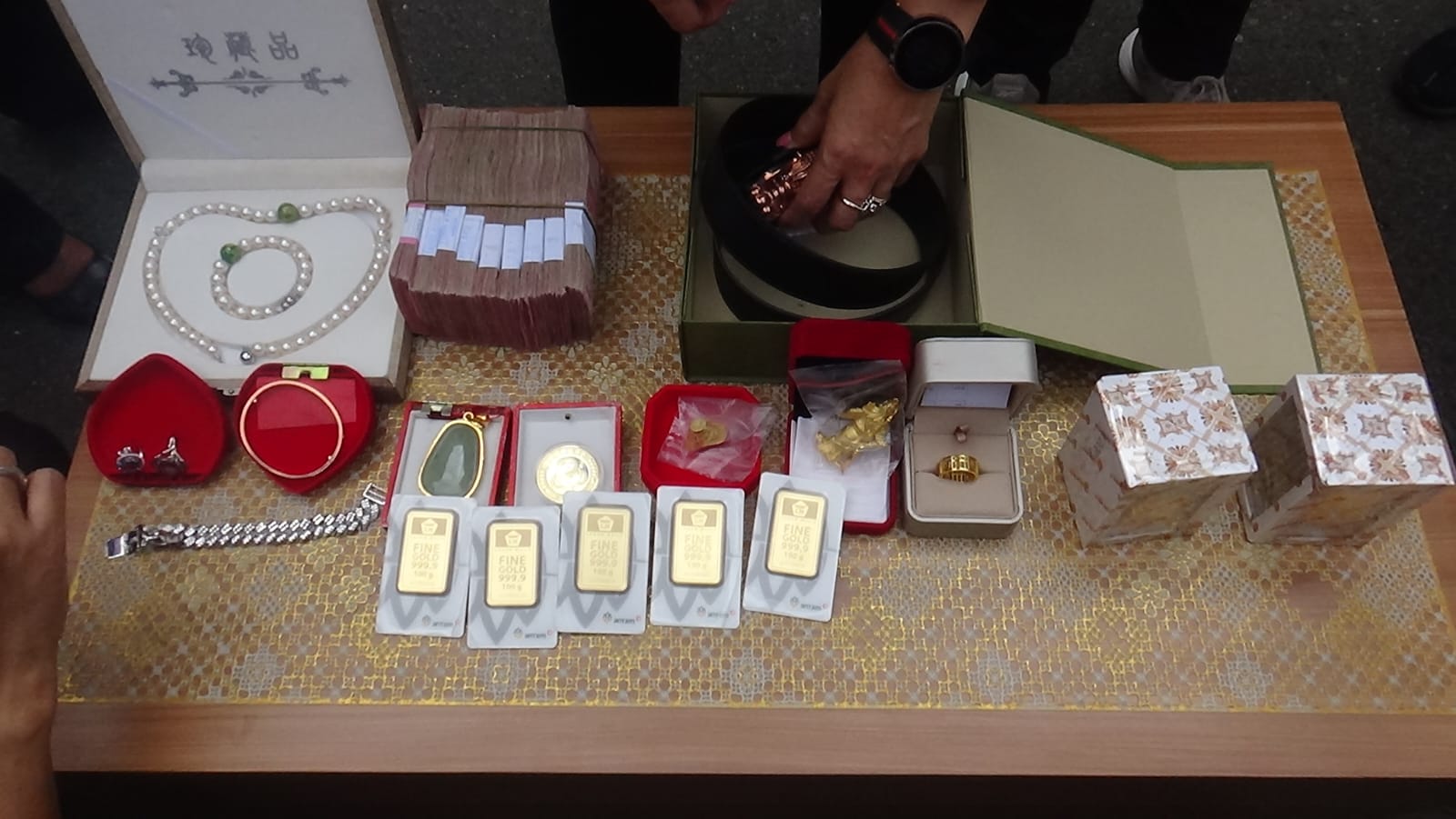 Penampakan Emas Batangan dan Perhiasan Hasil Sitaan Perkara Dugaan Korupsi Pertambangan 