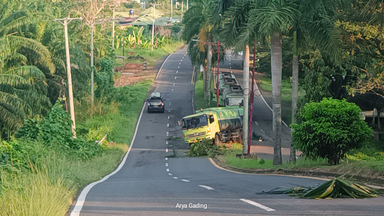 Truk CPO Kecelakaan Tunggal di Pasar Tais Kabupaten Seluma 