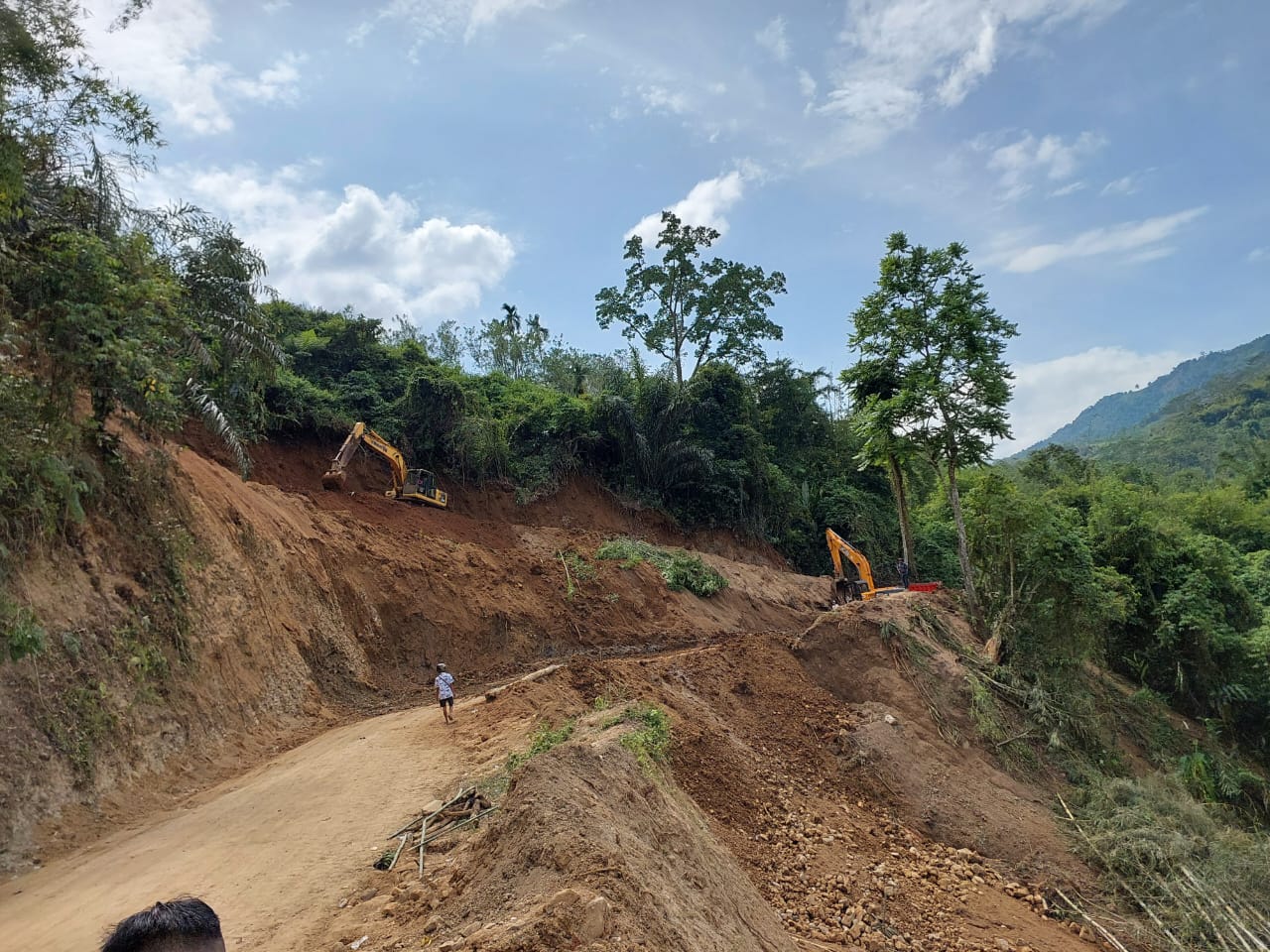 Gerak Cepat, Pemprov Bengkulu Bersihkan Jalur Lintas Lebong- Rejang Lebong dari Longsor