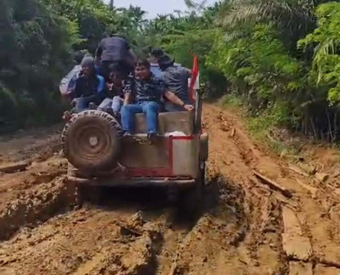 Ekstrem, Jalan Menuju Desa Tanjung Aur Maje Semakin Sulit di Akses