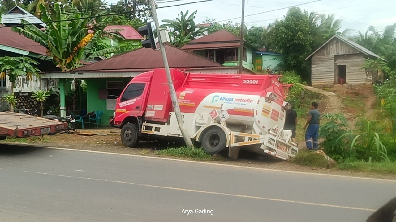 Sopir Diduga Ngantuk, Truk Pertamina Tabrak Tiang Traffic Light di Seluma