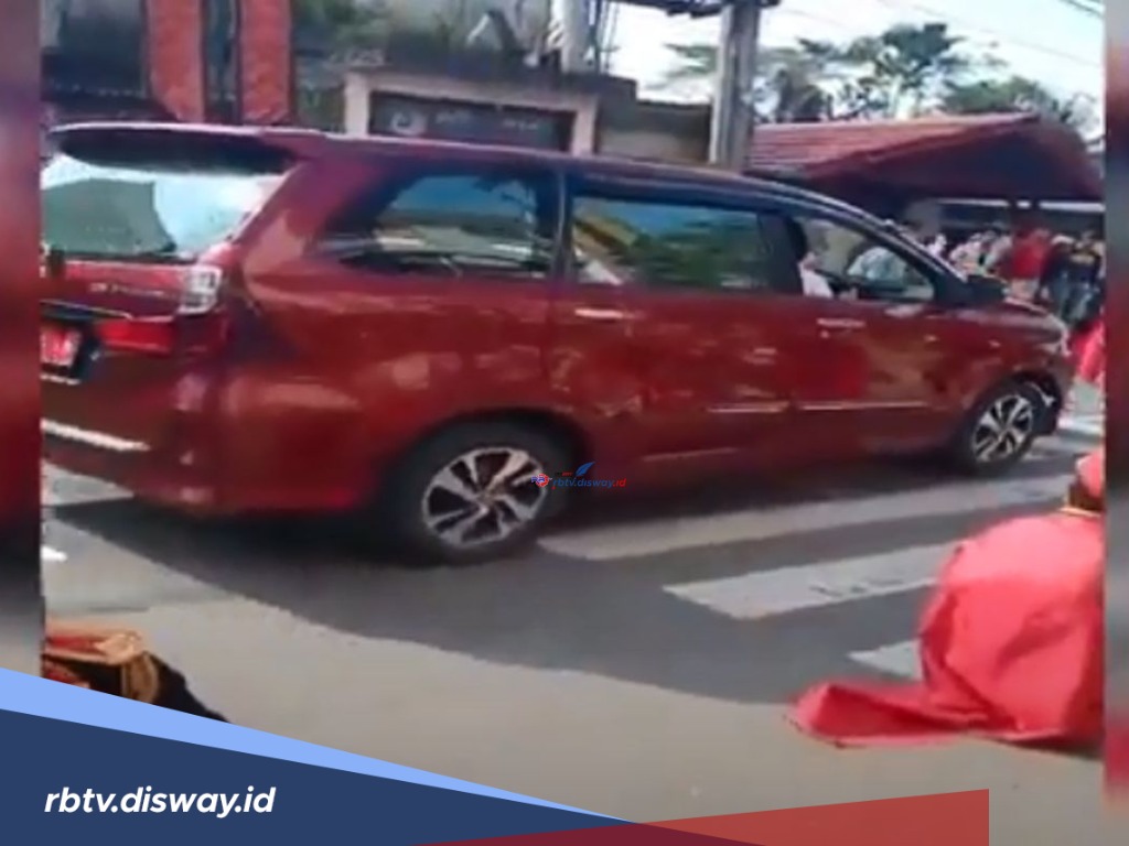 Mobil Dinas Plat Merah Ini Dilempar Massa Lantaran Terobos Lomba Gerak Jalan dan Drum Band Hut RI ke-79 