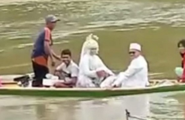 Rumah Dikepung Banjir, Pasangan Pengantin Ini Naik Perahu Lalu Menikah di Tenda 