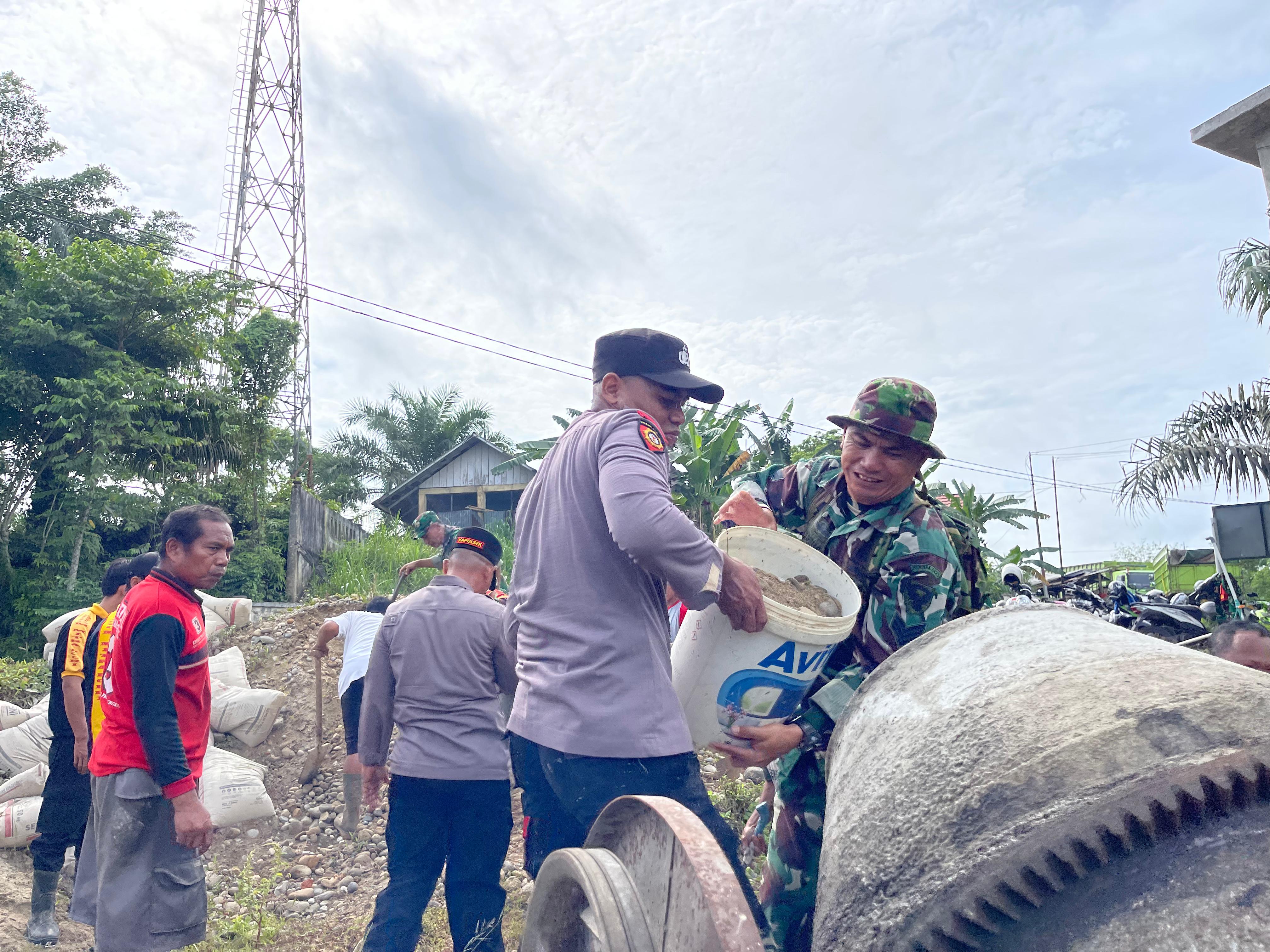 Sinergitas TNI-Polri Sambut HUT TNI Ke-79, Polsek dan Koramil Ketahun Gotong Royong Bangun Masjid