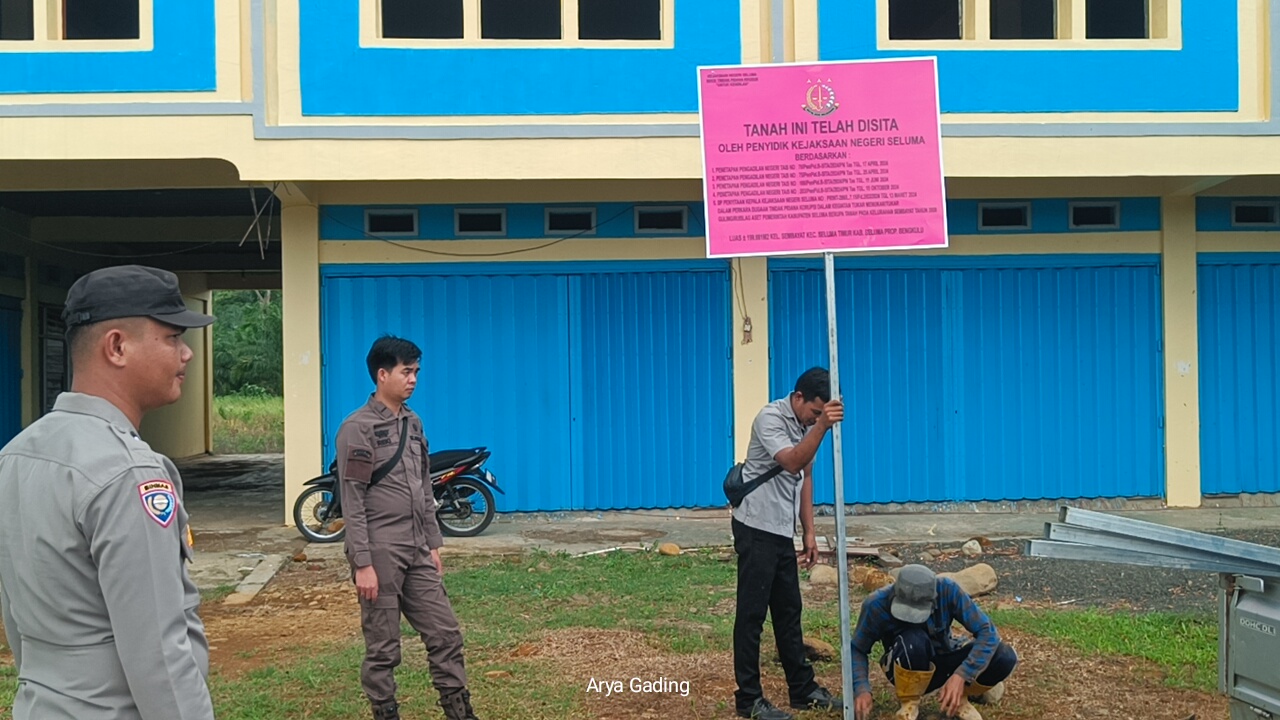 Sita Lahan Tukar Guling di Kelurahan Sembayat, Kejari Seluma Pasang Plakat 