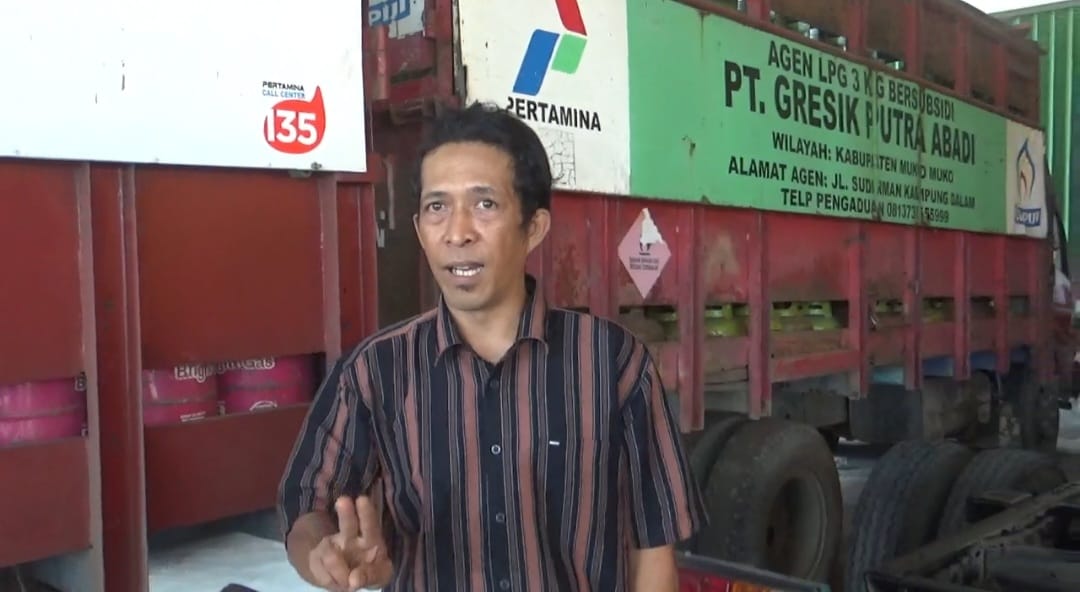 Terekam CCTV, Dua Remaja Nekat Panjat Bak Truk untuk Mencuri Tabung Gas 