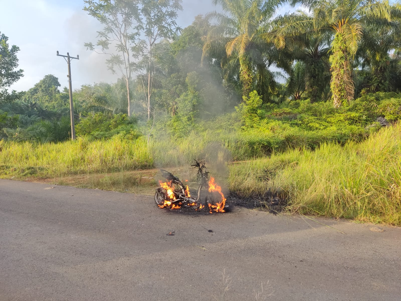 Sepeda Motor Mati Mendadak, Kemudian Muncul Api lalu Terbakar 