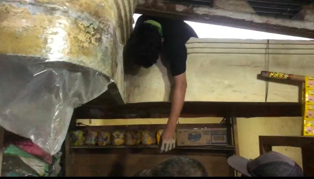 Diduga Ingin Mencuri Pria ini Nyaris Tewas, Terjepit di Atap Dengan Posisi Kaki di Atas 