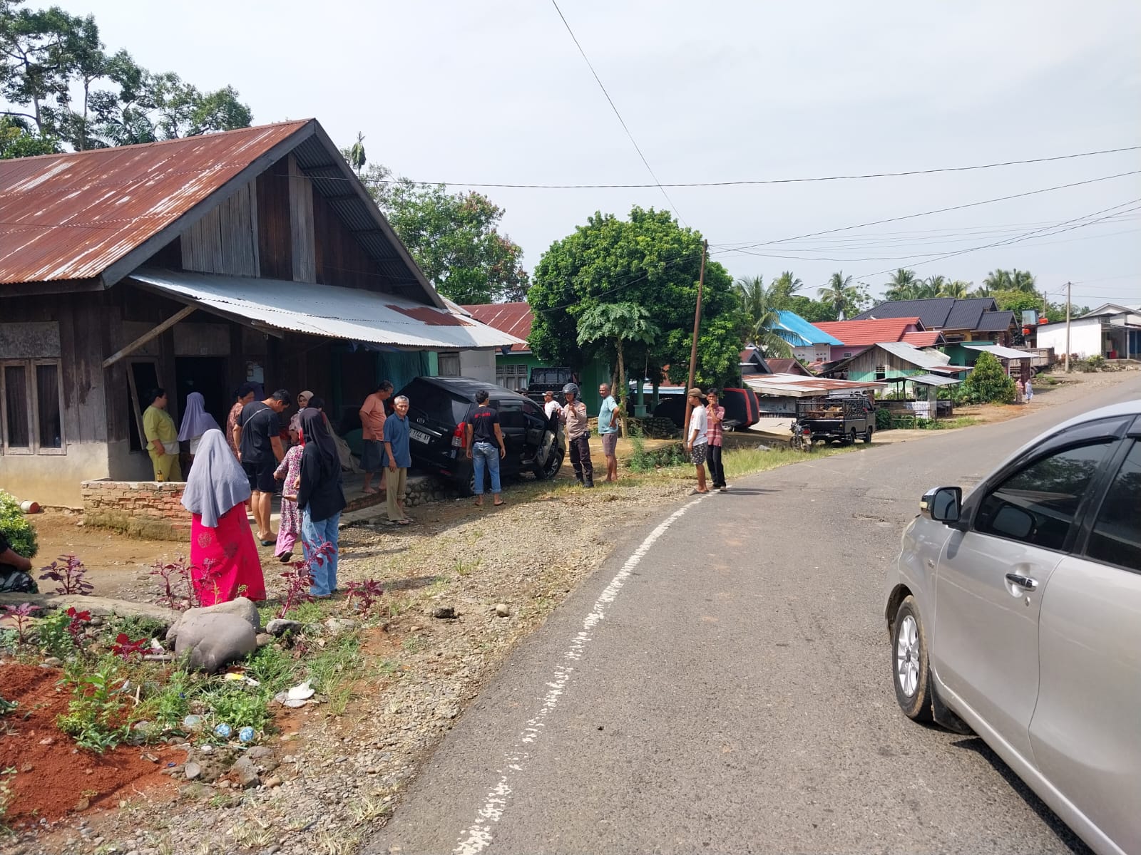 Avanza Tabrak Teras Rumah di Lubuk Pinang, Dua Warga Terluka