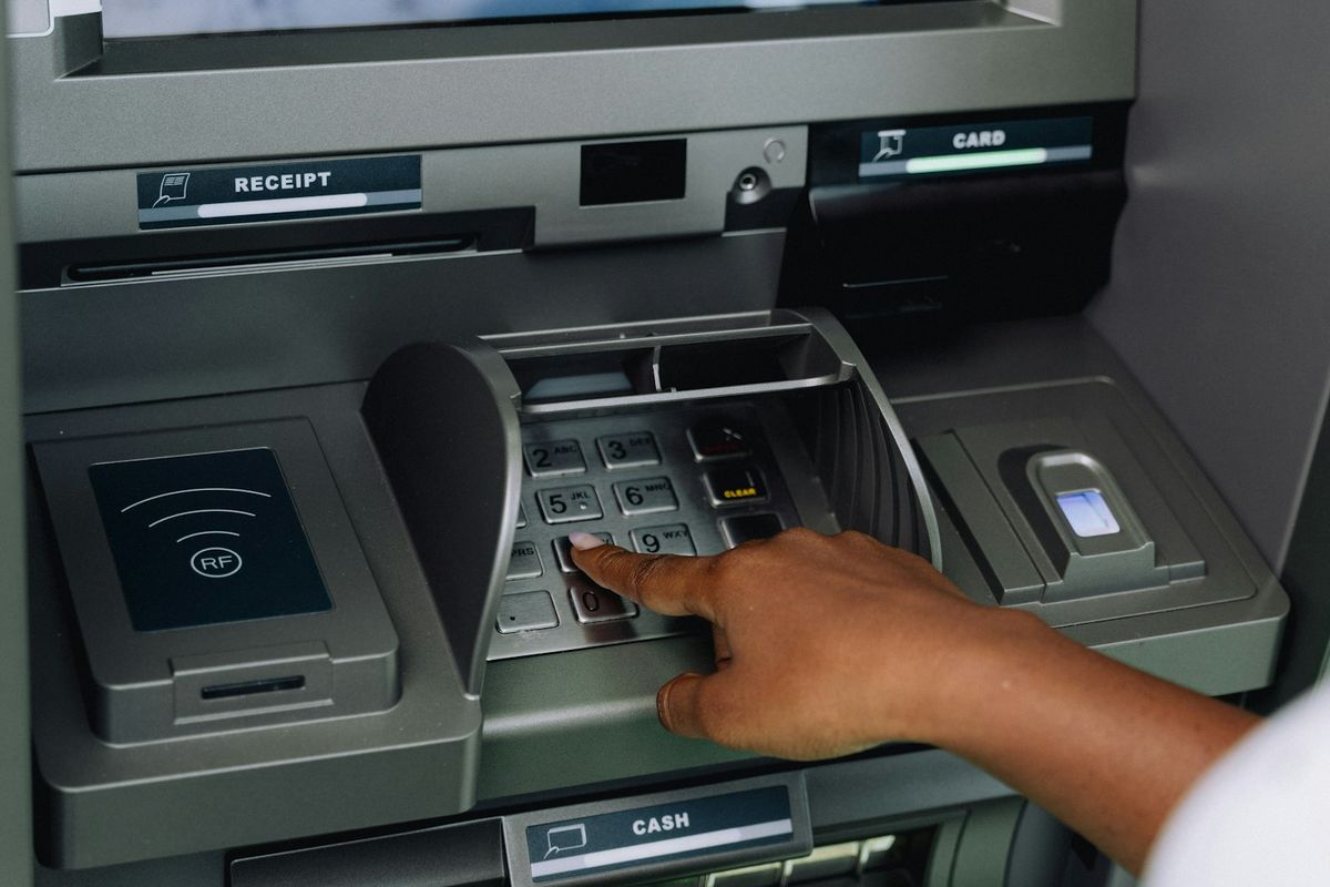 Super Mudah dan Praktis, Begini Cara Tarik Tunai Tanpa Kartu di ATM BRI dan Mandiri