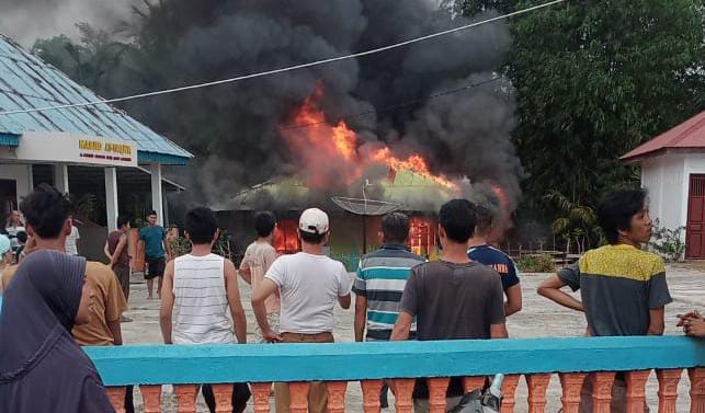 Rumah di Desa Batu Lambang Terbakar saat Ditinggal Pemilik