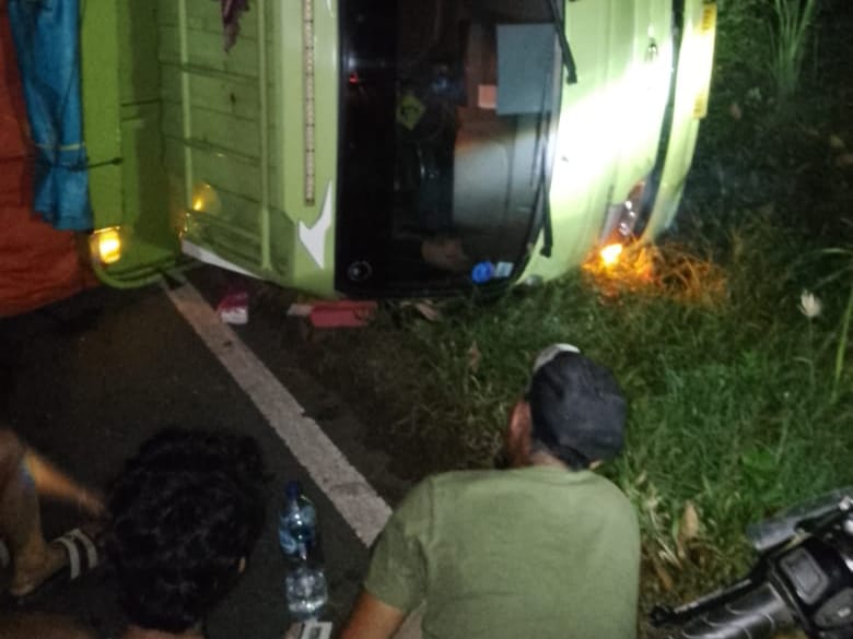 Truk Muat Bahan Baku Es Krim Terguling di Depan RSUD Tais 