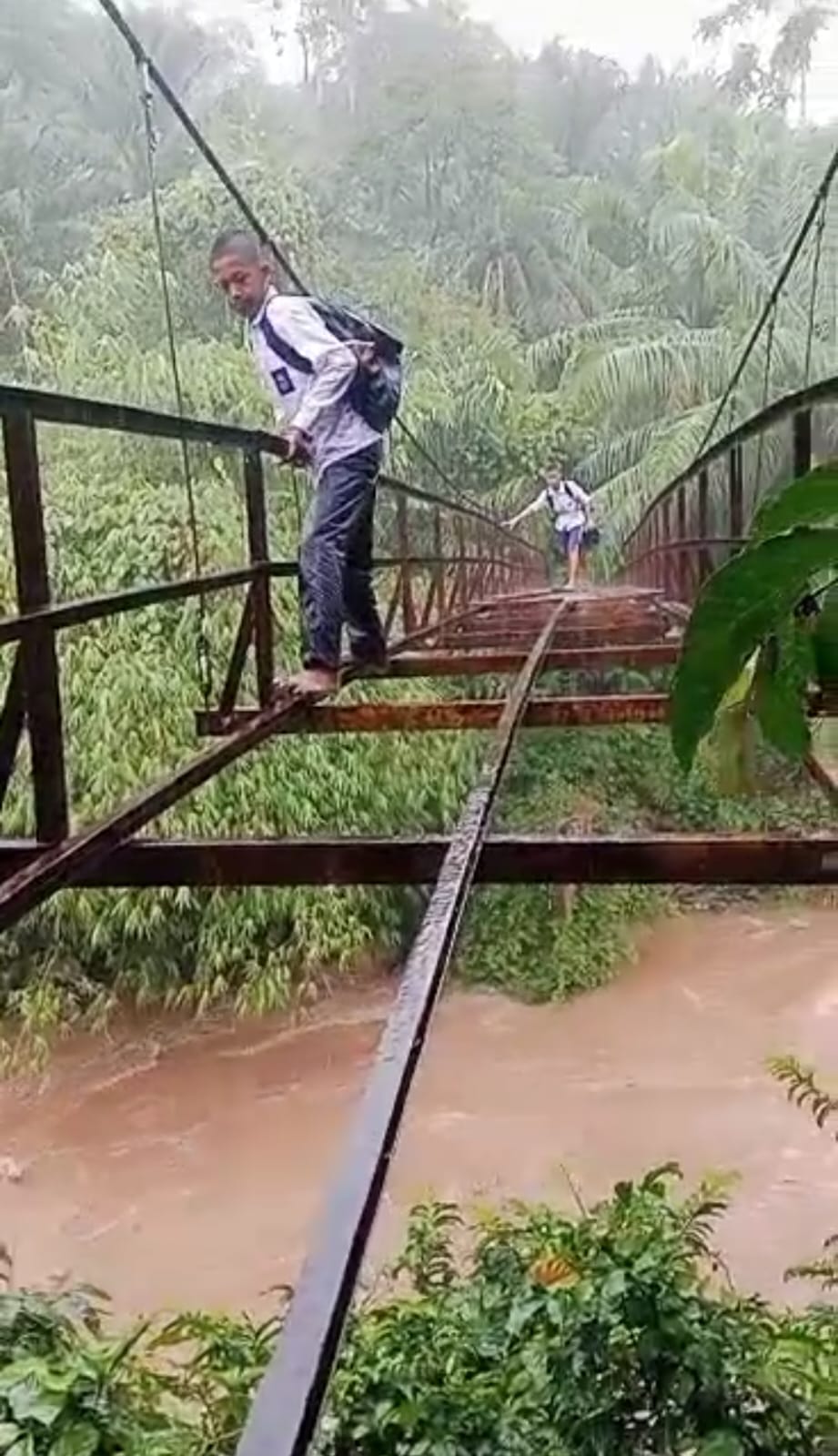 Menantang Maut, Siswa di Kabupaten Ini Nekat Seberangi Jembatan Gantung Tinggal Kerangka Besi