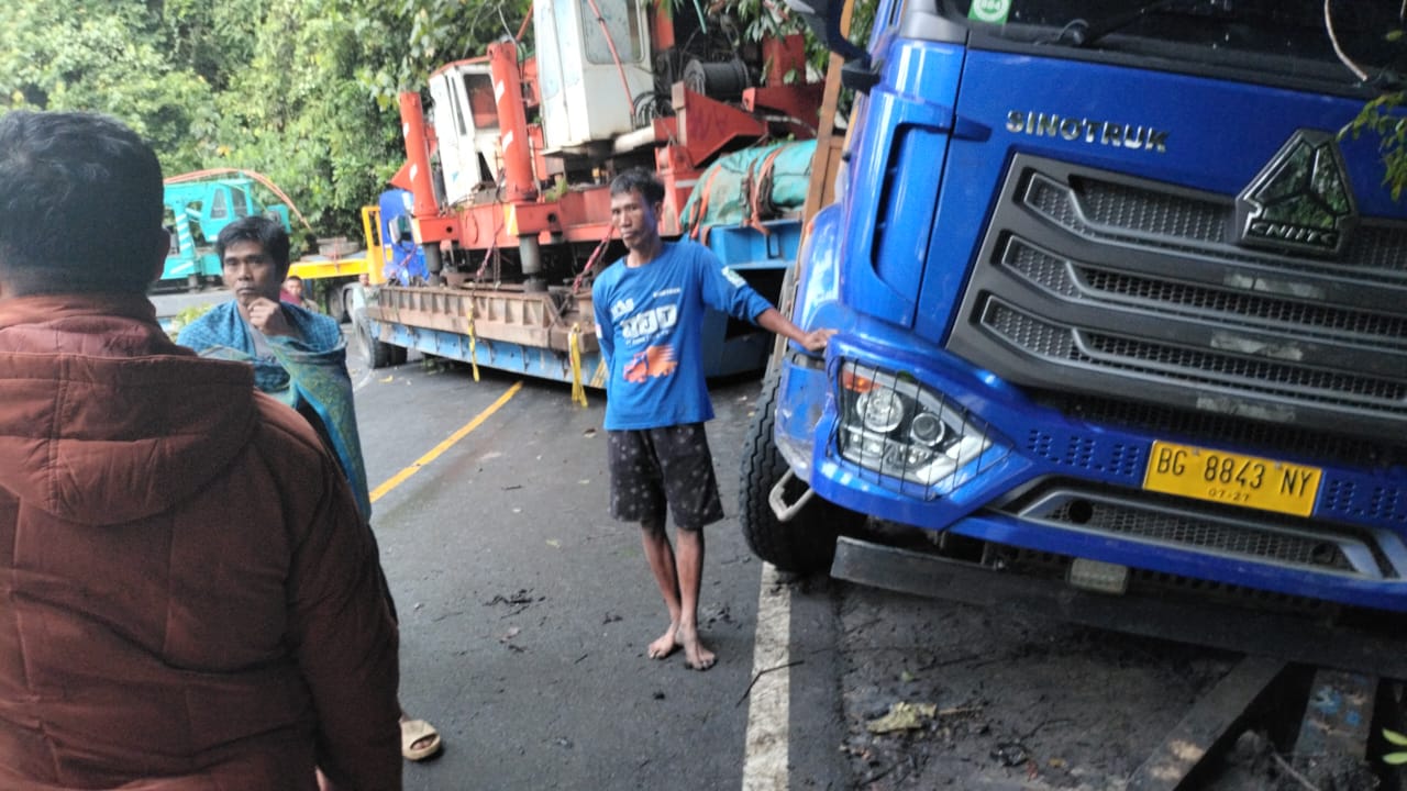 Truk Trailer Terperosok, Liku Sembilan Belum Bisa Dilintasi Kendaraan