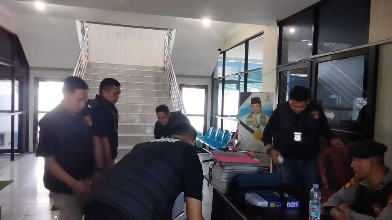 Penyidik Tipidkor Polda Bengkulu Geledah Kantor PDAM Tirta Hidayah Kota Bengkulu