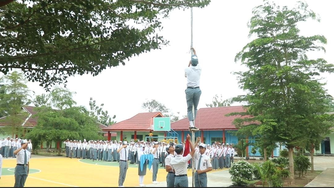Aksi Heroik Siswa SMAN 5 Bengkulu Tengah, Panjat Tiang Bendera karena Tali Putus Saat Pengibaran Bendera