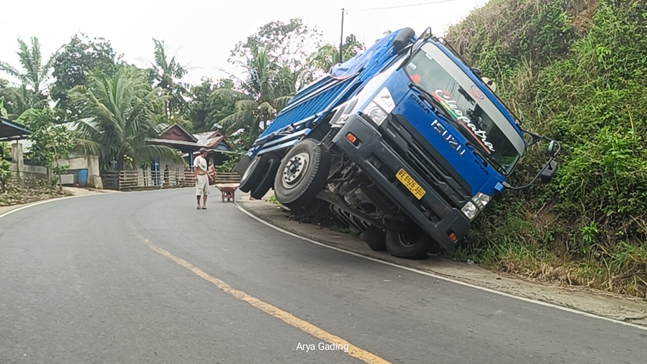 Berpapasan Fuso di Tikungan, Truk Ekspedisi Muatan Tepung Asal Lampung Terperosok 