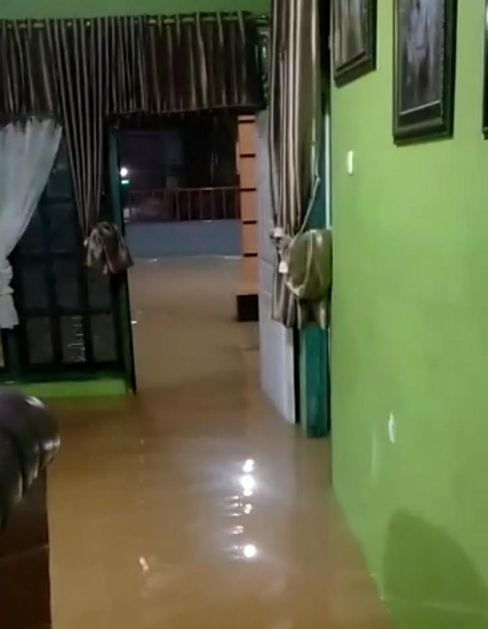Hujan Belum Reda, Rumah di Pondok Kelapa Sudah Banjir