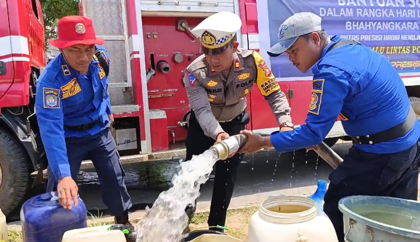 Warga Kekeringan, Satlantas Polres Kaur Bantu Salurkan Air Bersih