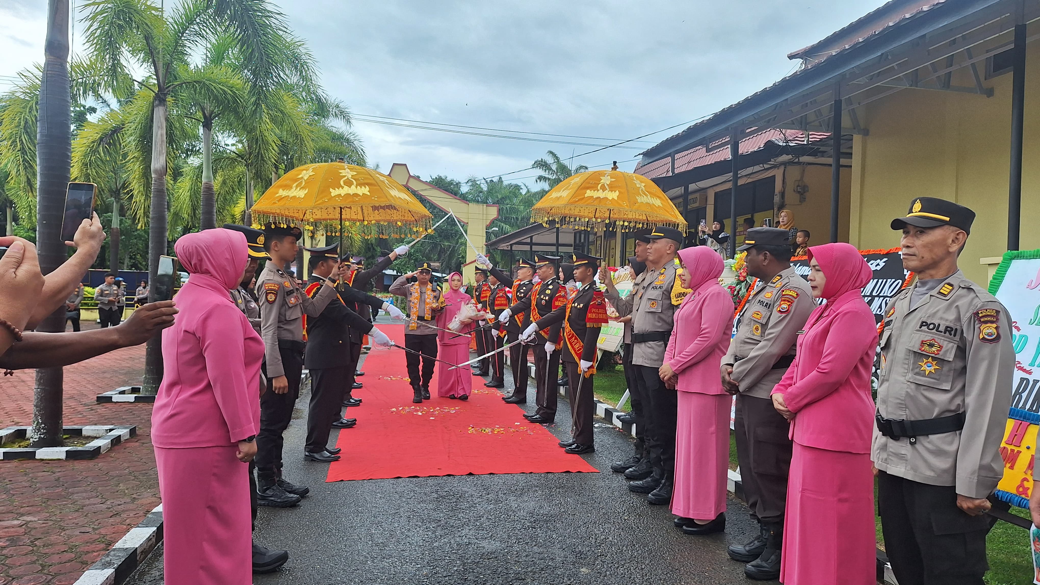 Penyambutan Kapolres Mukomuko, Pedang Pora Iringi Kadatangan AKBP Riky Chrisma Wardana