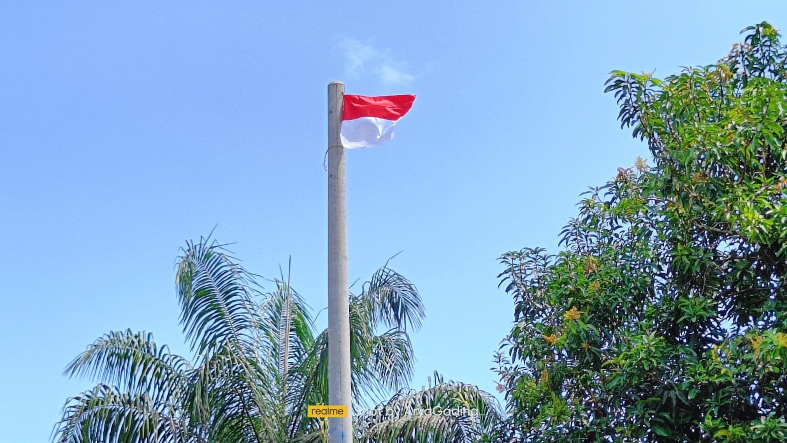 Di Dusun III Desa Lunjuk, Tiang Listrik Bukan Dipasang Kabel Melainkan Bendera    