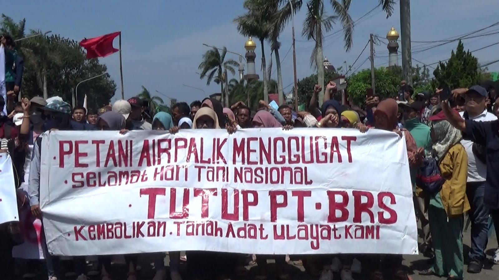 Ratusan Massa Demo Depan Kantor Gubernur Tuntut Penyelesaian Konflik Agraria