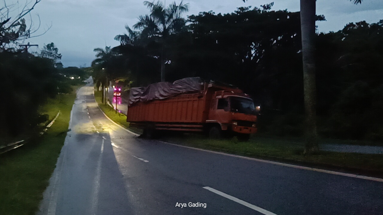 Gara-gara Ini, Truk Fuso Melintang di Tebing Hotel Arnanda Seluma