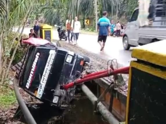 Kecelakaan di Jalan Lintas Bengkulu - Manna, Mobil L300 Nyaris Terjun ke Sungai