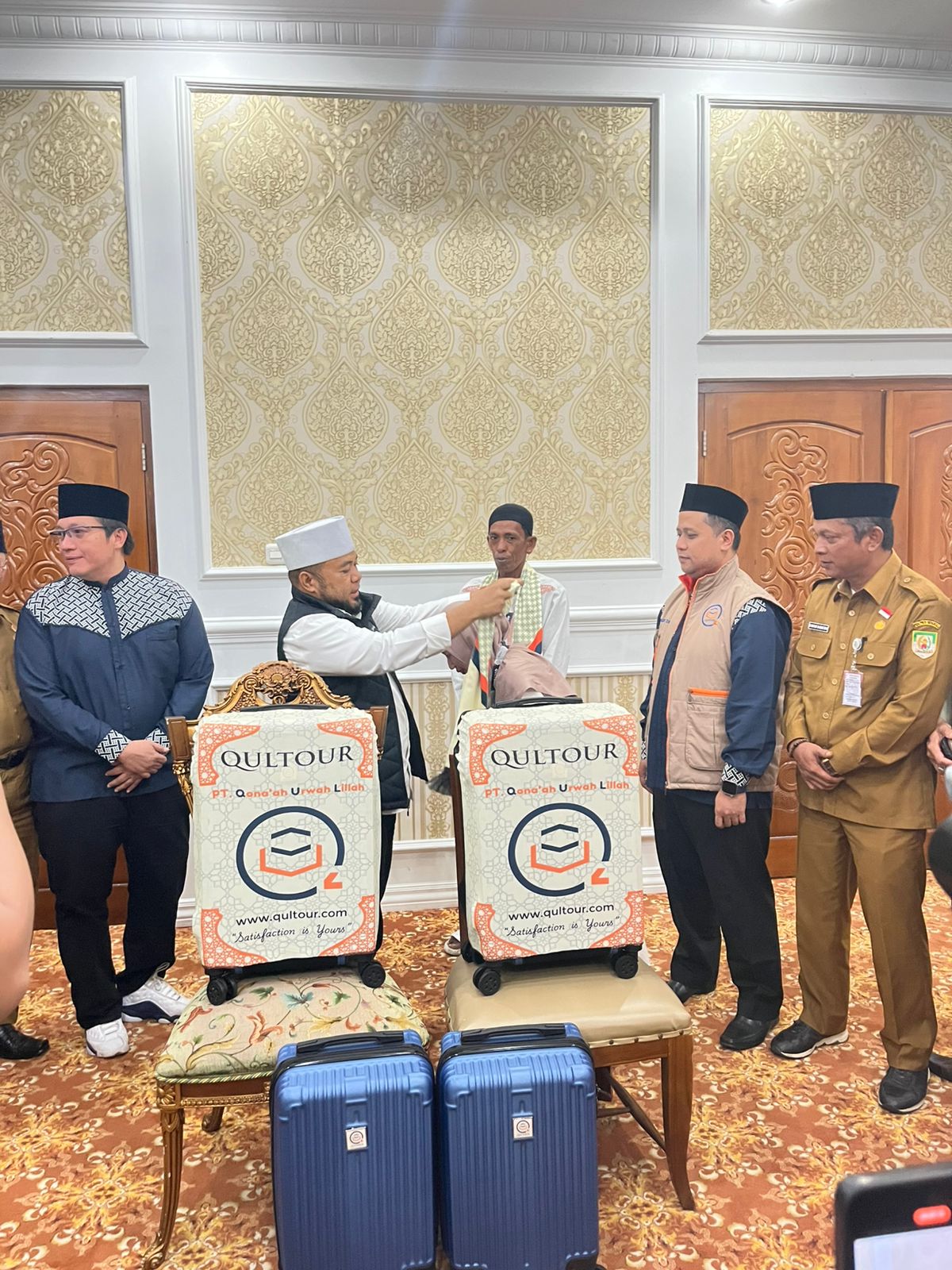 Gubernur Helmi Hasan Berangkatkan Pasutri Ini Umroh karena Bantu Korban Kapal Karam
