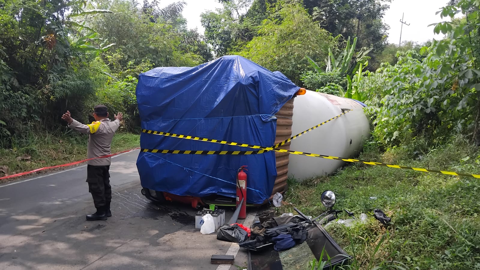 Banting Stir, Truk Elpiji Terguling di Padang Ulak Tanding