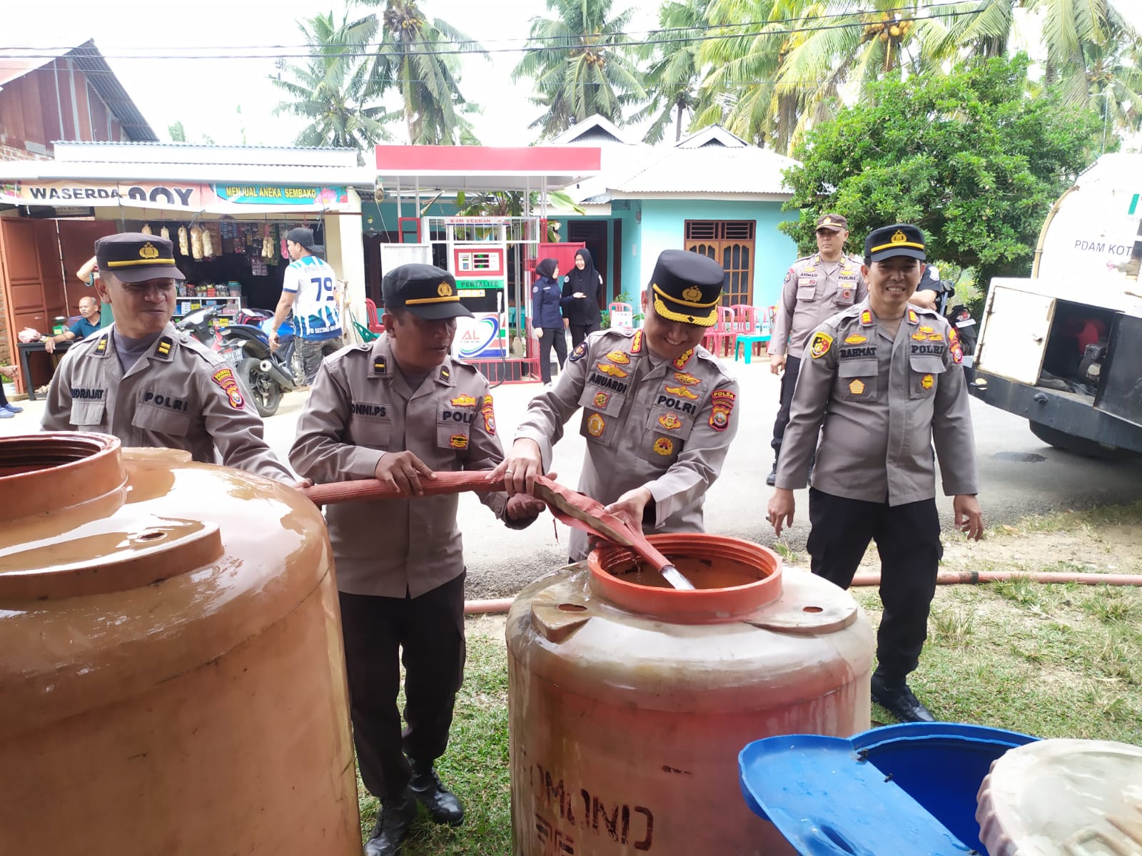 Kemarau Panjang, Polisi Turun Tangan Bantu Warga Padang Serai